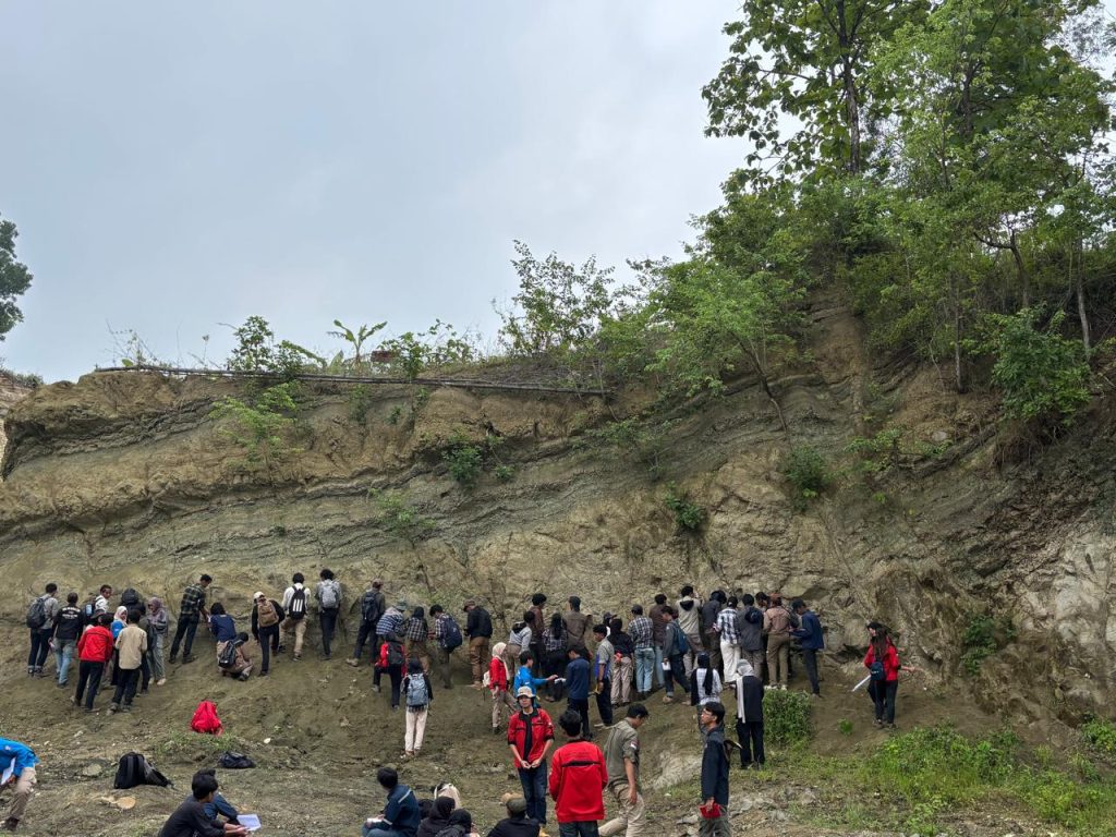 Mahasiswa menerapkan dasar ilmu Geologi Struktur dan Metode Geologi Lapangan